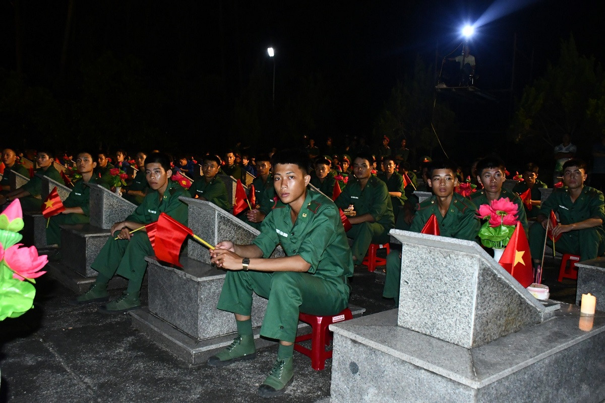 Thế hệ trẻ tri ân các anh hùng liệt sỹ.