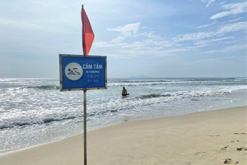 9 thanh thiếu niên bị sóng cuốn, 2 người tử vong  khi tắm biển ở Đà Nẵng