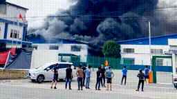 Cháy nhà xưởng 1.000m2, khói đen cao hàng chục mét, một người bỏng nặng