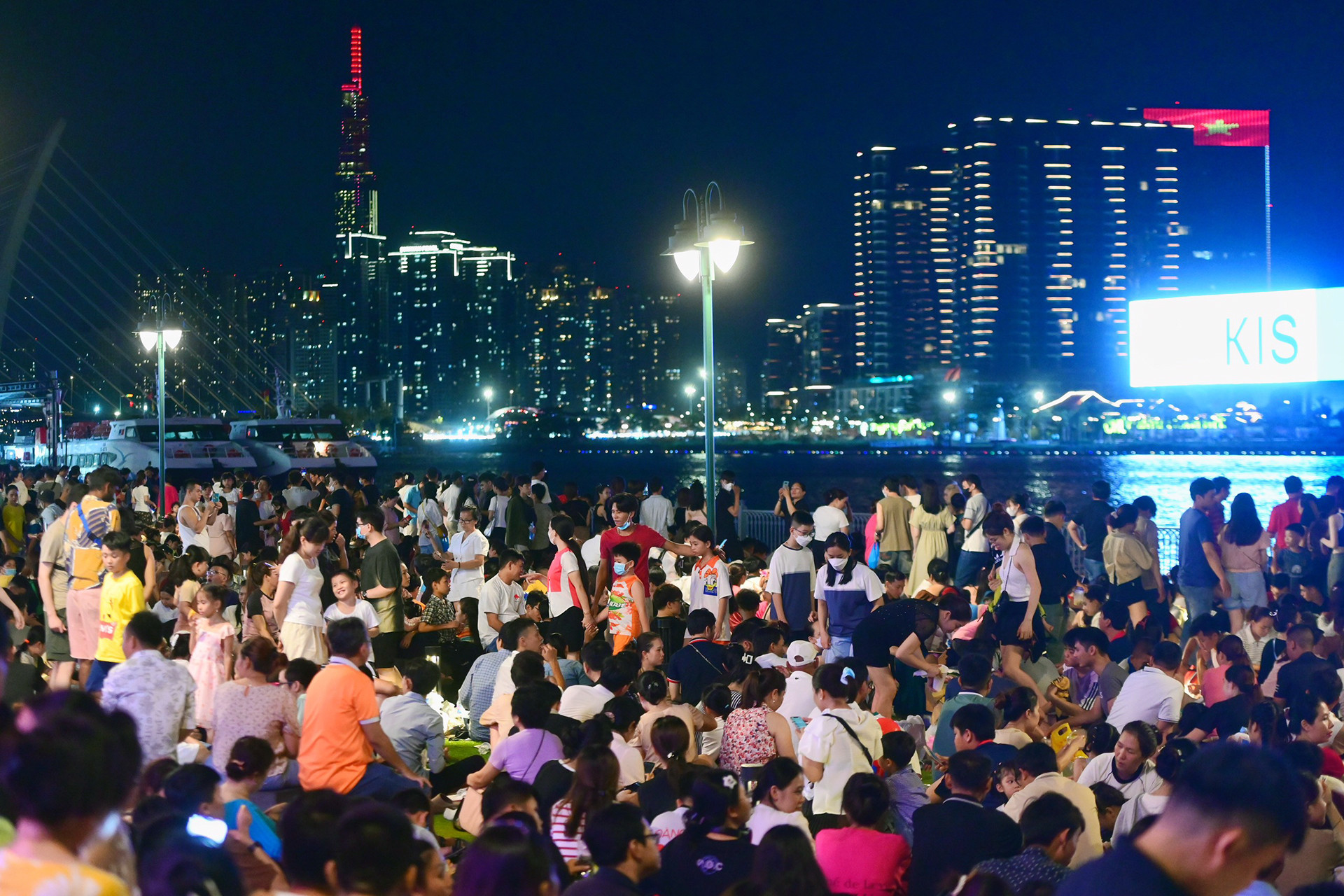 cho xem phao hoa 304 903.jpg