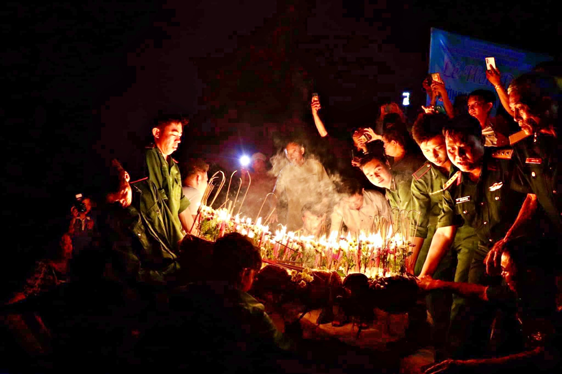 LONG KHỐT  THẢ ĐÈN TRÊN SÔNG.JPG