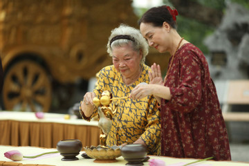 NSND Lê Khanh và mẹ thực hiện nghi thức tắm Phật tại chùa Tam Chúc