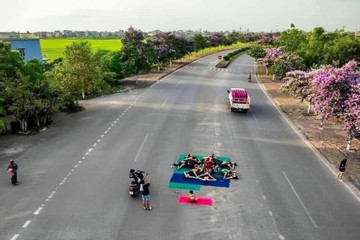 Xử phạt 14 người phụ nữ tập yoga giữa đường ở Thái Bình