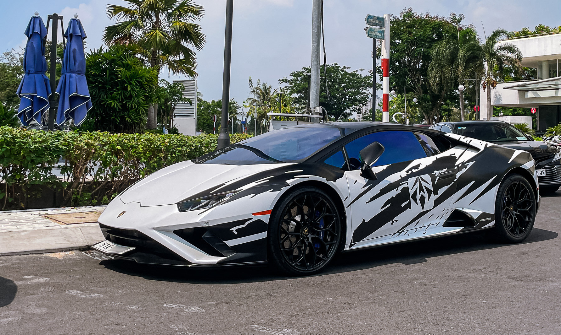 Cận cảnh siêu xe Lamborghini Huracan EVO triệu đô của tay chơi Sài Gòn trẻ tuổi