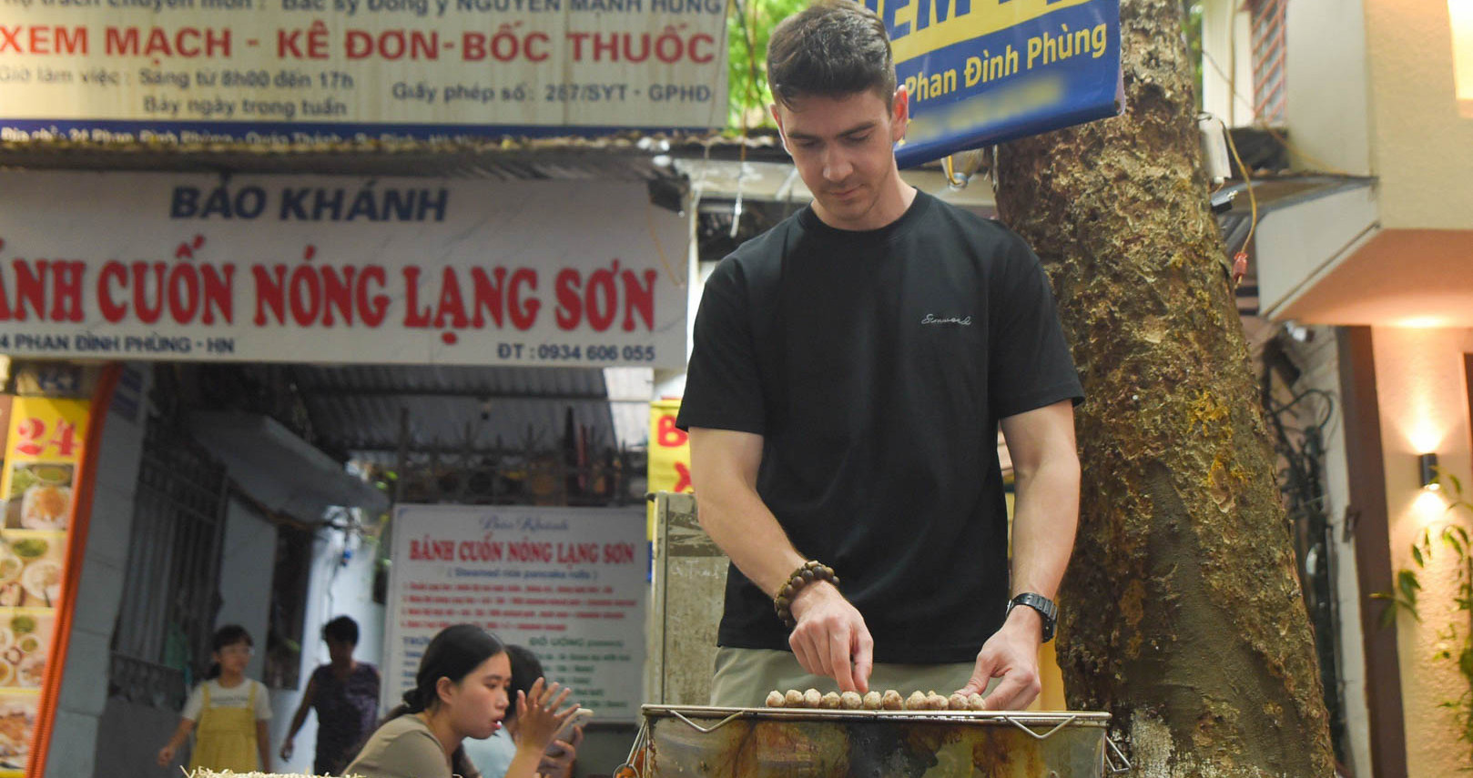 Chàng Tây thoăn thoắt nướng nem lụi, rao bán bánh xèo ở vỉa hè Hà Nội