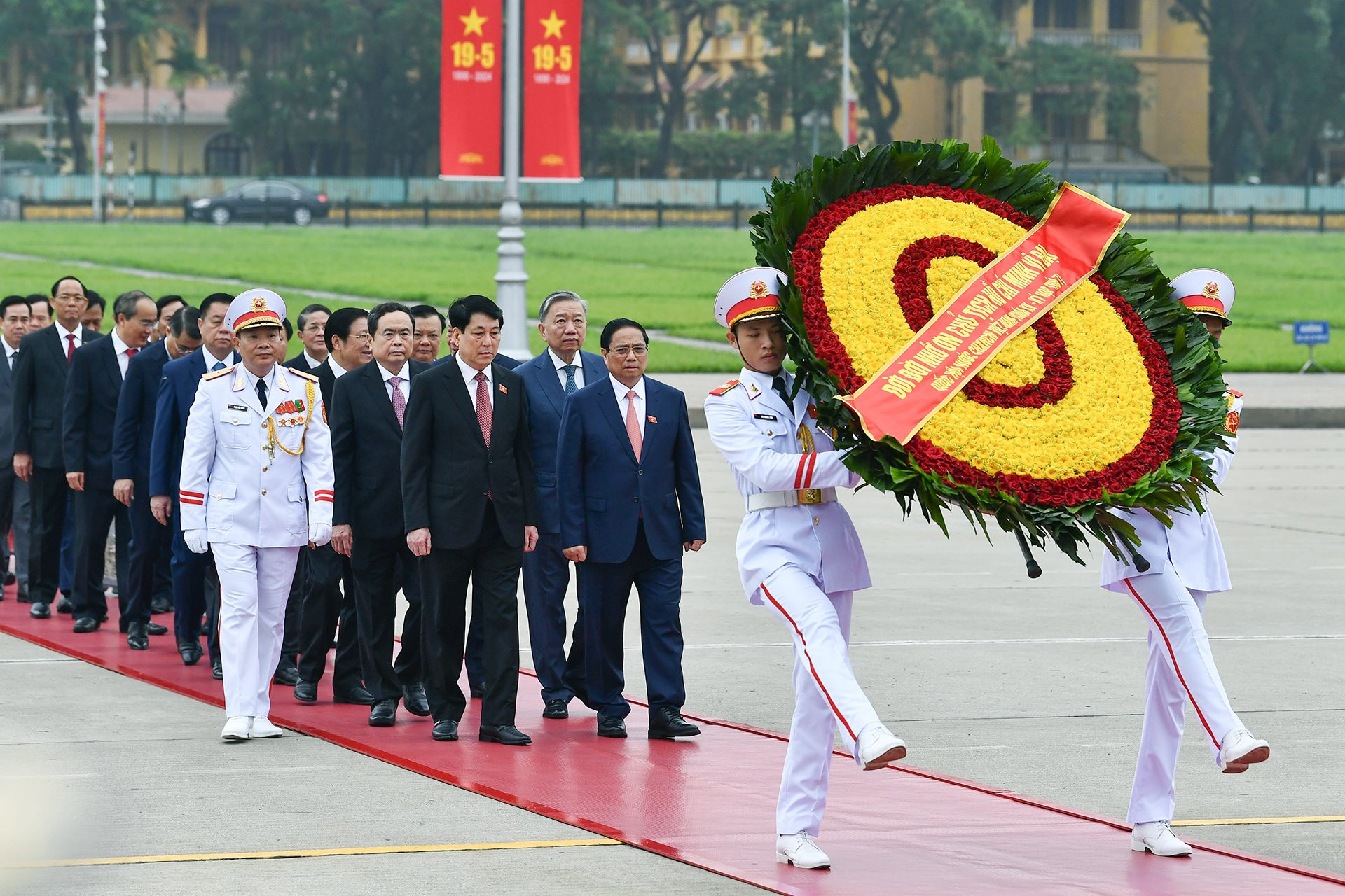 Đại biểu Quốc hội vào Lăng viếng Chủ tịch Hồ Chí Minh