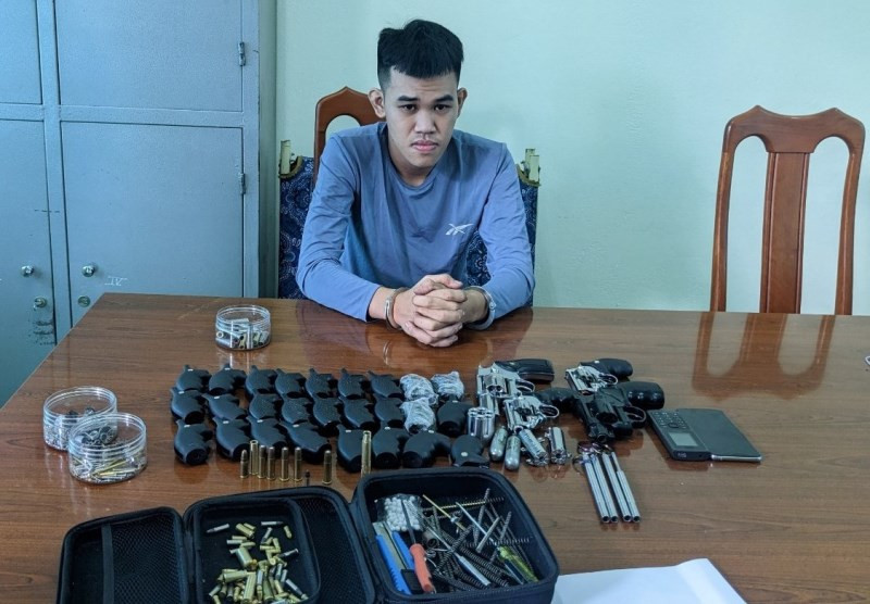 Doi tuong dinh van hau cung 7 khau sung va nhieu loai dan .jpg