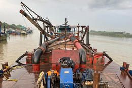 Đột kích bắt giữ 4 tàu 'cát tặc' trên sông Hồng, thu hơn 1.100m3 cát