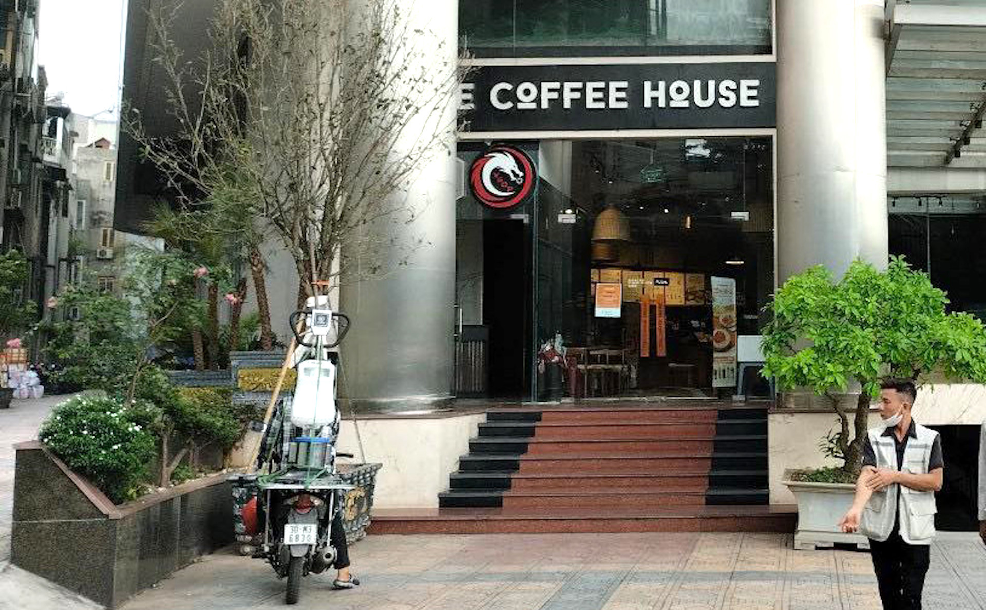Gia đình nữ bác sĩ bị kính đổ đạt thỏa thuận với The Coffee House
