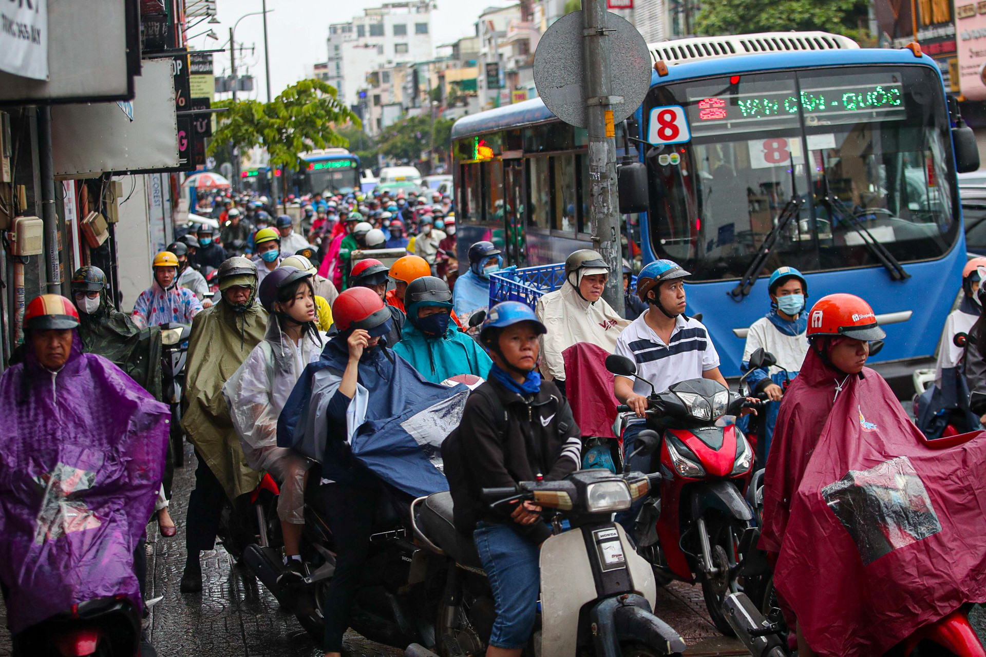 Nhiều tuyến đường TPHCM kẹt cứng, nghìn người 'ngộp thở' đi làm sáng đầu tuần