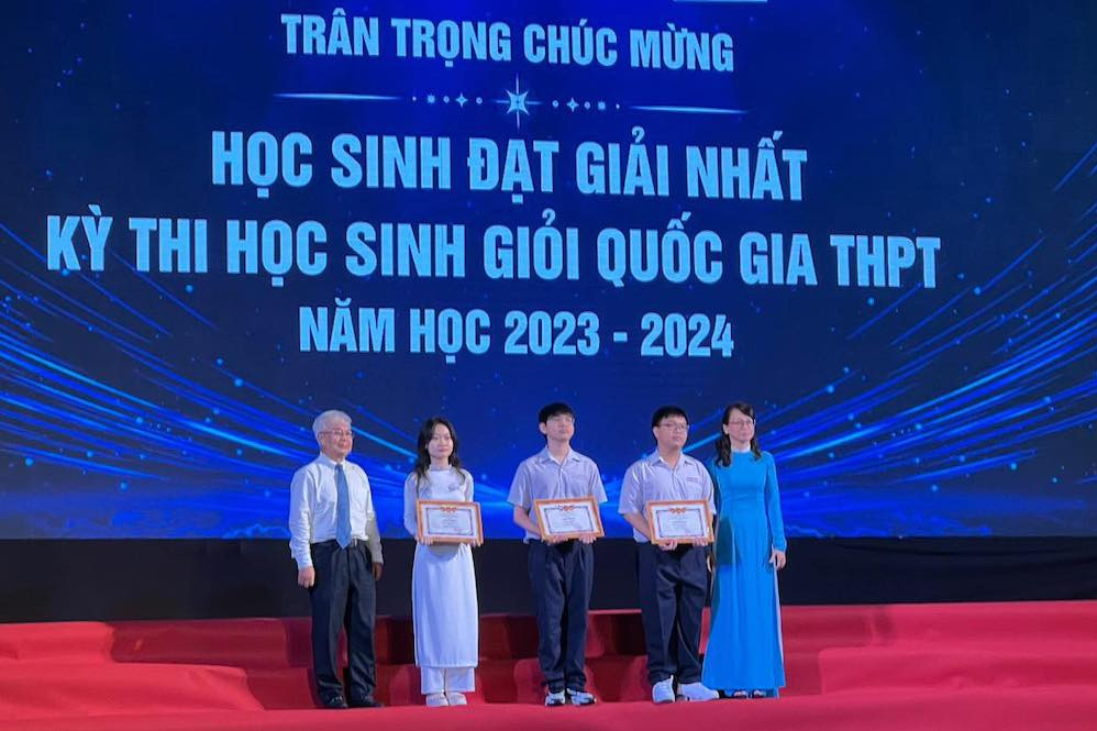 Trường cấp 3 đầu tiên ở TPHCM bế giảng, hơn 98% học sinh giỏi