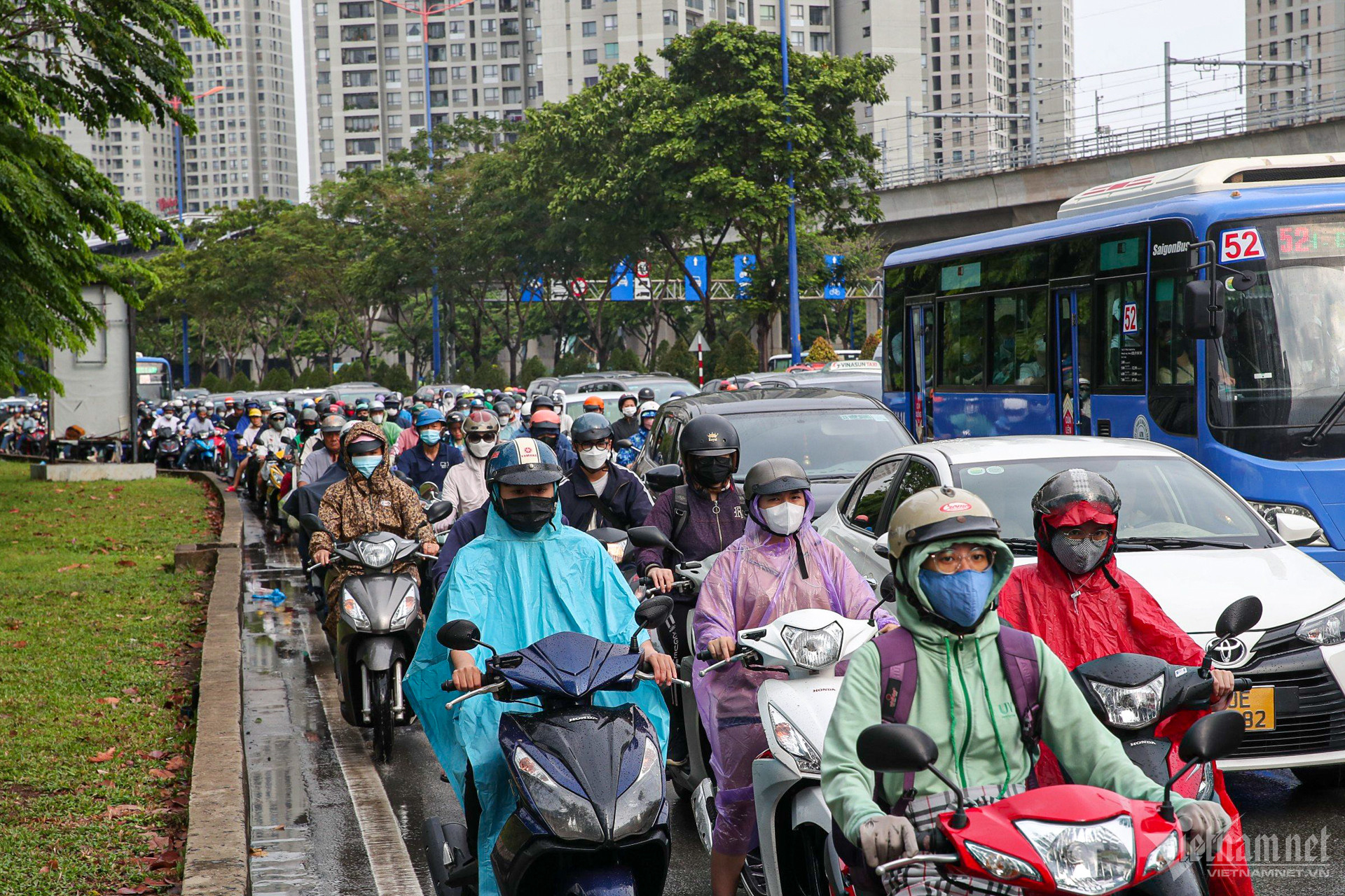 W-mưa kẹt xe 2.jpg