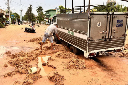 200 người san bùn đất, thông đường bị cát đỏ vùi lấp ở Bình Thuận