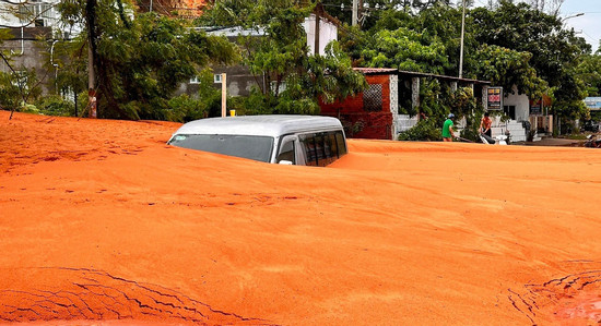 Bản tin trưa 21/5: Lũ cát ập xuống đường đi Mũi Né, nhiều nhà dân bị vùi lấp