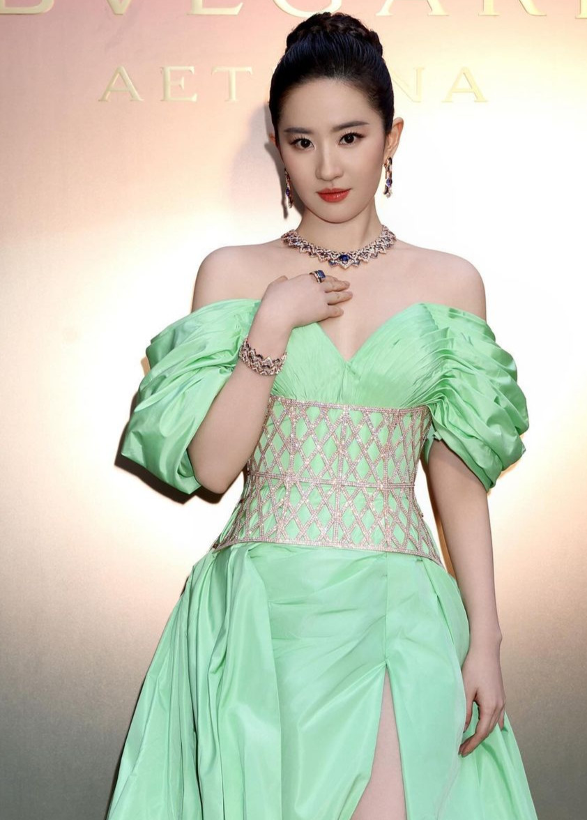 A Memorable Day in Rome @bvlgari @jc.babin @sqwhat @annehathaway @priyankachopra #Bvlgari #BvlgariHighJewelry #EternallyReborn #BvlgariAeterna #BulgariHotelRoma.jpg