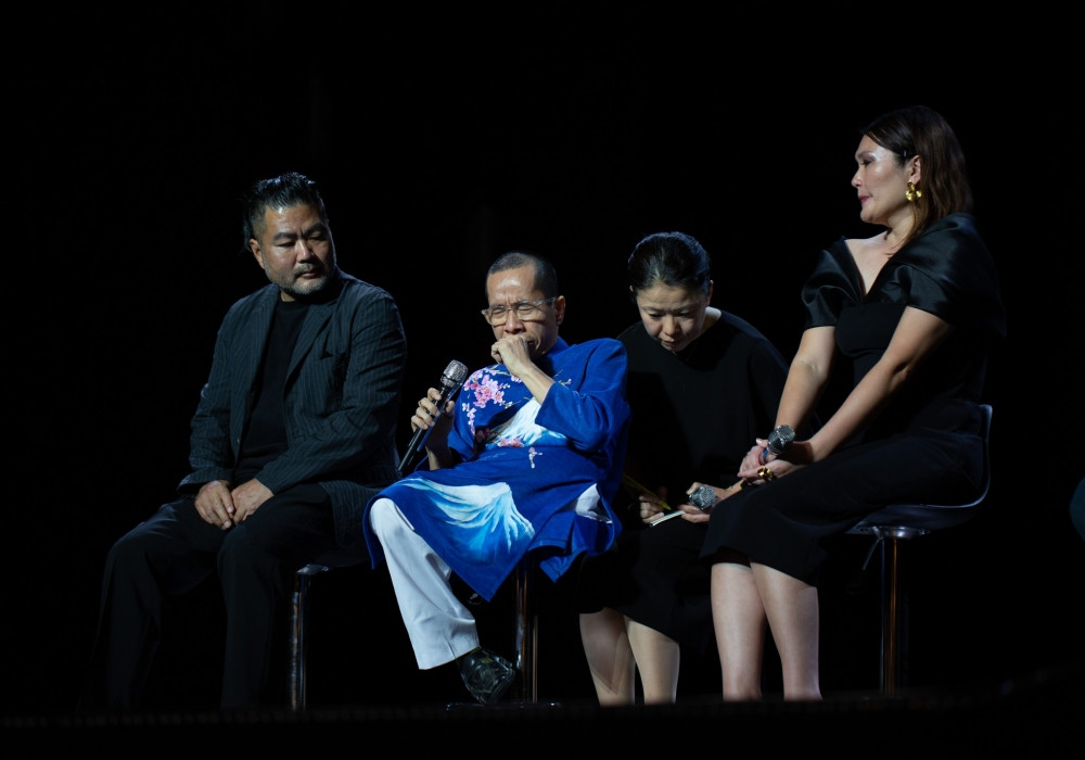 batch_ddA 3 Anh giao luu khi cong chieu.jpg