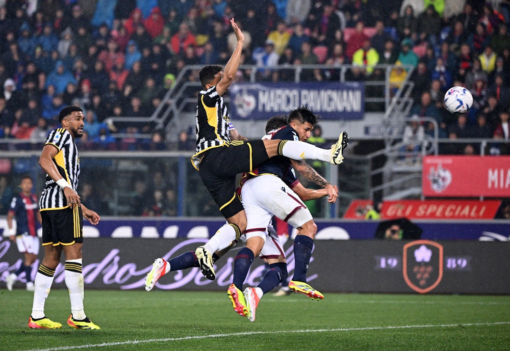 Juventus thoát thua khó tin trên sân Bologna Bologna v Juventus 3.JPG