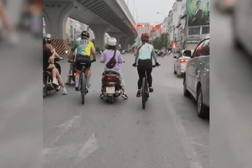 Hai người đi xe đạp thể thao ngang nhiên vượt loạt đèn đỏ ở Hà Nội