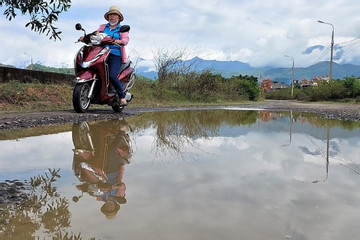 Khu tái định cư đầu tư 'chắp vá', dân Đà Nẵng sống cảnh nắng bụi, mưa lầy