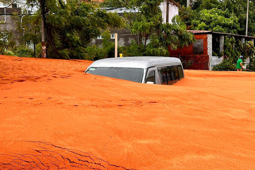 Lũ cát ập xuống đường đi Mũi Né, nhiều nhà dân, xe cộ bị vùi lấp