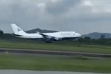 Máy bay Boeing 747 cháy động cơ ngay khi vừa cất cánh