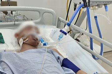 Mẹ nam sinh lớp 8 ở Hà Nội bị đánh chết não khóc nức nở thông báo con tử vong