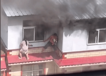 Nghẹt thở cảnh cặp vợ chồng cùng con nhỏ cố gắng thoát khỏi đám cháy