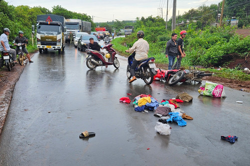 Va chạm với xe tải, 2 người đi xe máy tử vong trên tỉnh lộ ở Bình Phước