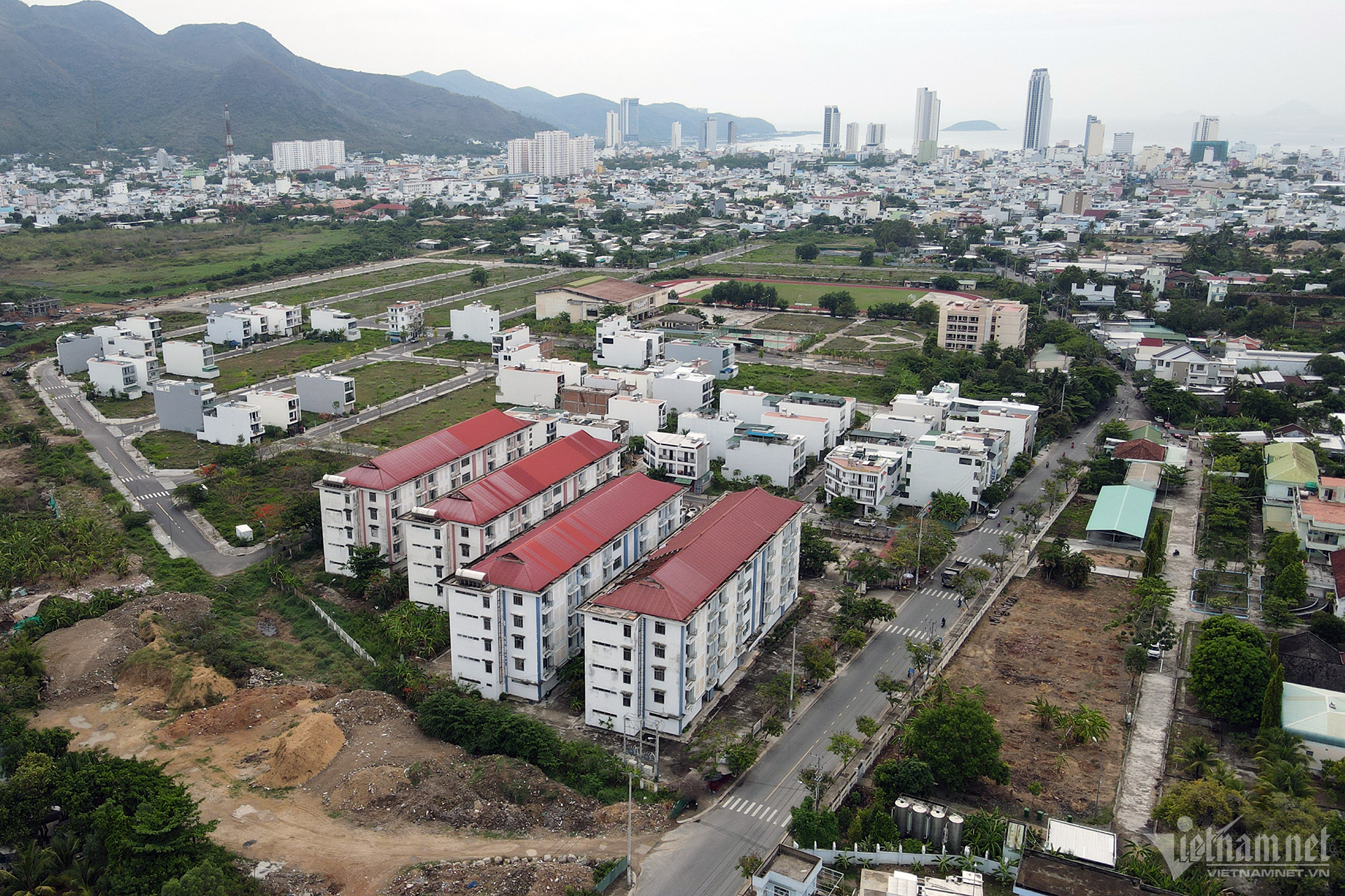 Ký túc xá sinh viên ở Nha Trang bỏ hoang, xuống cấp nghiêm trọng