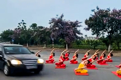 Xử phạt thêm 16 người tập yoga giữa đường ở Thái Bình