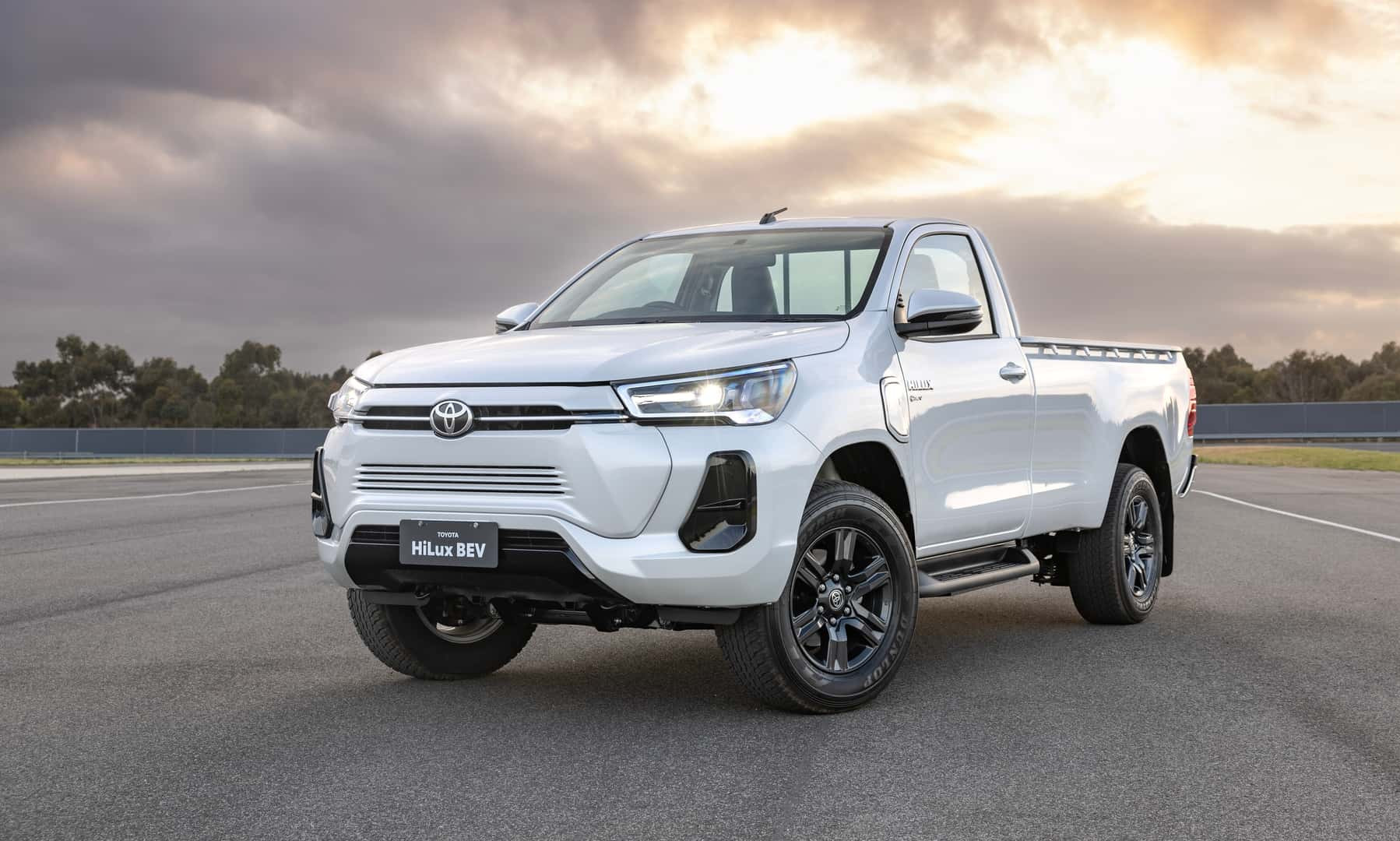 Bán tải điện Toyota Hilux có quãng đường đi được ngắn hơn xe VinFast VF 3