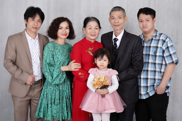 Chàng rể Bắc Ninh chăm mẹ vợ ung thư, đưa bố vợ tai biến về nhà tận hiếu
