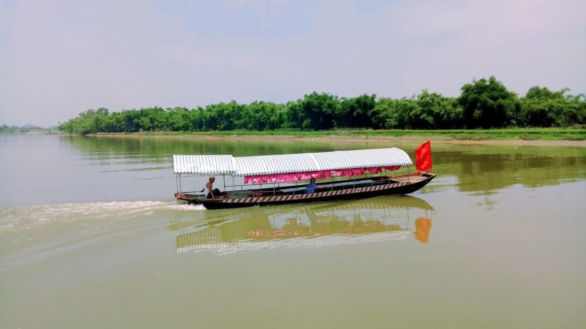 Con đò vẫn đây, dòng sông còn đó.jpg