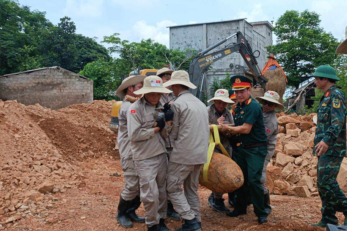 Phát hiện quả bom còn nguyên kíp nổ trong khu dân cư