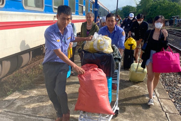 Sạt lở hầm đường sắt Chí Thạnh: Trung chuyển hơn 2.600 khách bằng ô tô