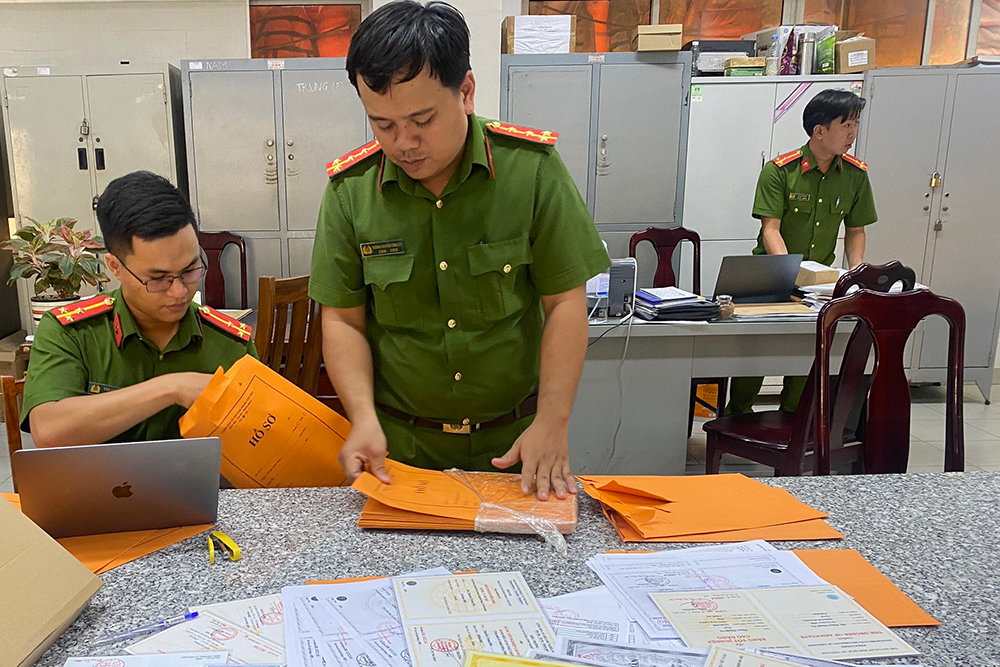 Triệt xóa ổ nhóm làm giả căn cước, bằng cấp từ nước ngoài chuyển về