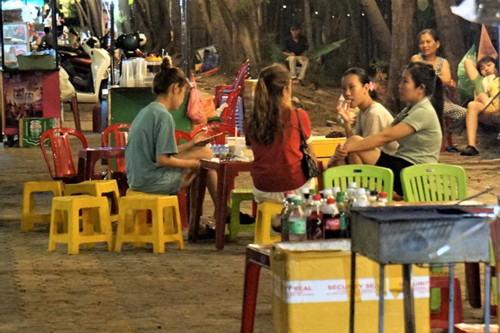 Vắng du khách, phố ăn vặt ở Đà Nẵng xơ xác sau 1 năm mở cửa