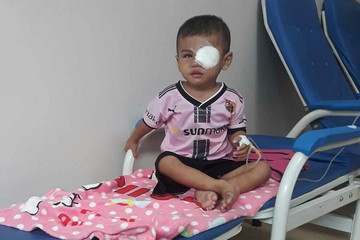 Cha mẹ không có tiền chữa bệnh sớm, bé trai 3 tuổi mù cả hai mắt