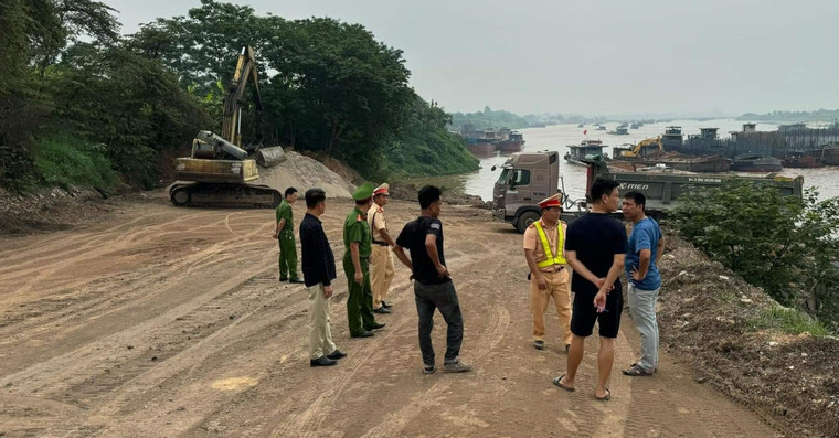 Công an đồng loạt kiểm tra bến thủy nội địa sau phản ánh của VietNamNet