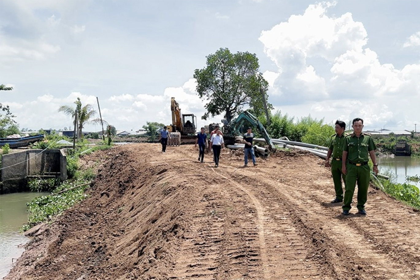 Công an xác minh vụ phóng viên bị 'cát tặc' hành hung khi tác nghiệp