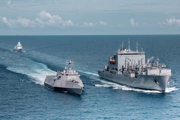 Hình ảnh chiến hạm Mỹ và Hà Lan diễn tập song phương ở Biển Đông