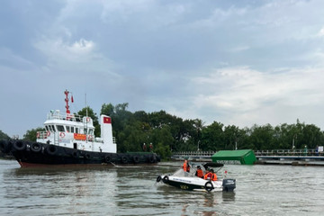 Sà lan va chạm tàu hàng ở TPHCM, nhiều thùng container rơi xuống sông Soài Rạp