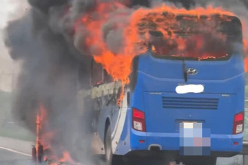 Ô tô khách cháy rụi trên cao tốc Pháp Vân - QL45