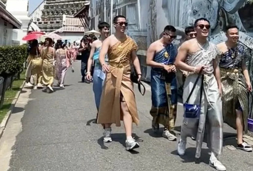 Bangkok bùng nổ du lịch bởi cơn sốt du khách nam mặc váy truyền thống
