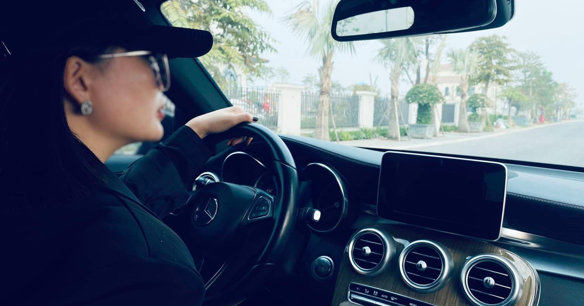 chị Tuyet lai xe.jpg