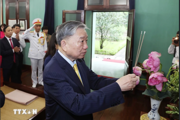 Chủ tịch nước Tô Lâm dâng hương tưởng niệm Chủ tịch Hồ Chí Minh