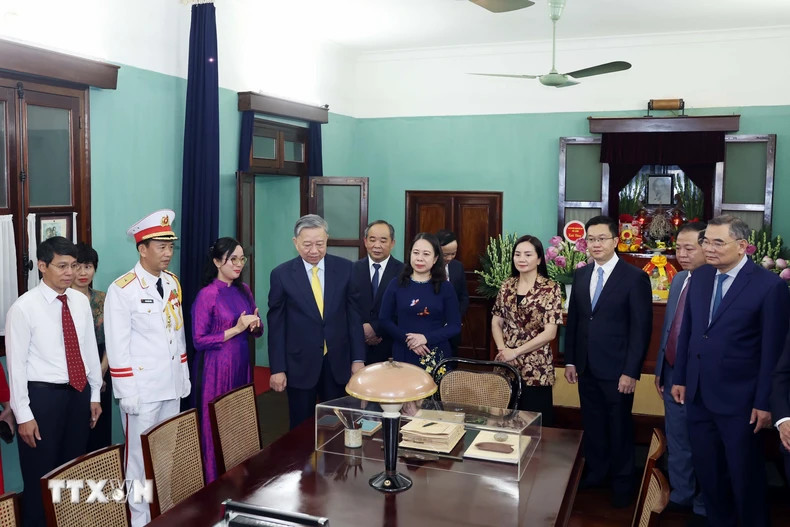 [Ảnh] Chủ tịch nước Tô Lâm dâng hương tưởng niệm Chủ tịch Hồ Chí Minh tại Nhà 67 ảnh 6