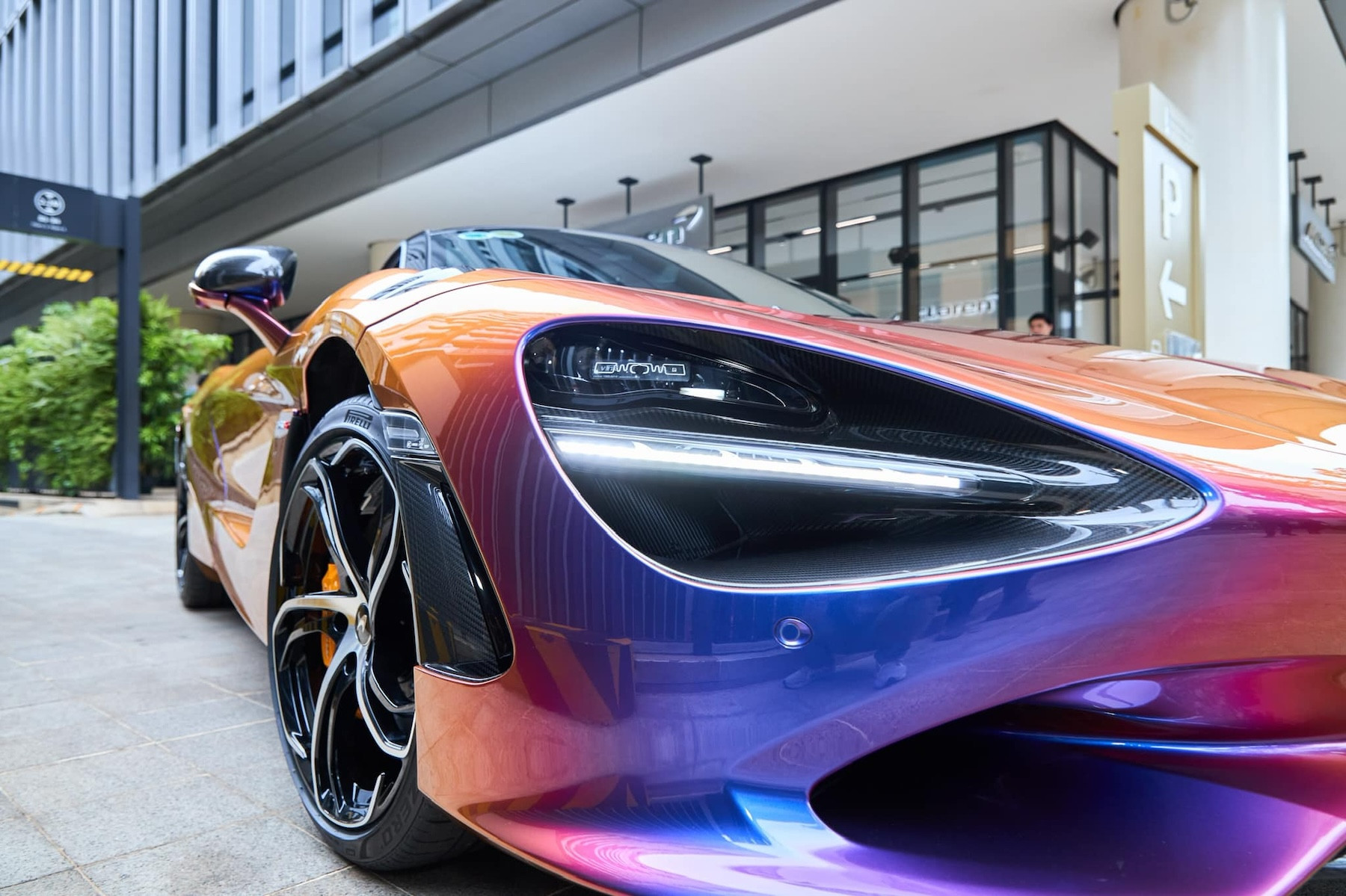 mclaren 750s dau tien ra bien so 5.jpeg