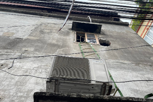 Người dân tham gia hỗ trợ chữa cháy Trung Kính