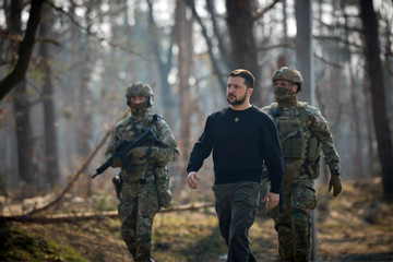 Ông Zelensky thăm 'chảo lửa' Kharkiv, Nga lên án phương Tây cấp vũ khí cho Kiev